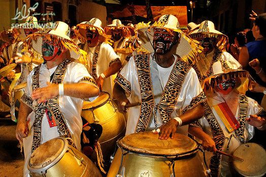 اعضای یک گروه هنری شرکت کننده در فستیوالی در اروگوئه