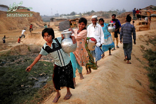 دختران مسلمان روهینگیا در حال حمل آب آشامیدنی در اردوگاه آوارگان - کوکس بازار، بنگلادش