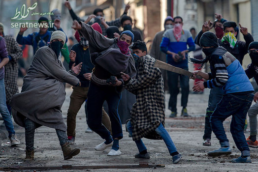 درگیری جوانان کشمیری با نیروهای امنیتی هند در منطقه سرینگر در سالروز اعدام افضل گورو یک جدایی طلب کشمیری