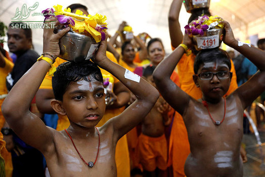 حمل ظروف شیر توسط کودکان هندو در جریان برگزاری یک جشنواره