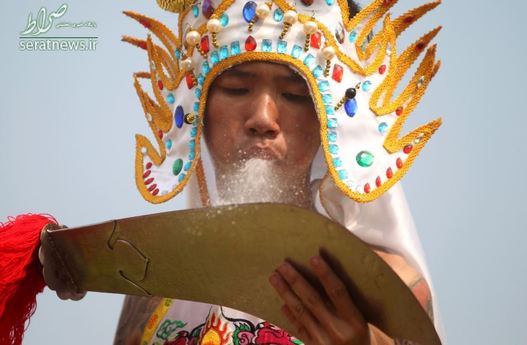 تمیز کردن شمشیر با آب دهان در جریان برگزاری جشن پایانی سال نو در چین