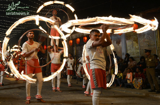 بازی با حلقه های آتش در جریان برگزاری جشنواره ای در سریلانکا