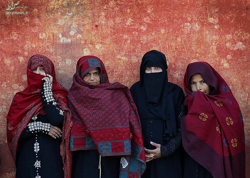 زنان در صف رأی دادن در انتخابات مجلس ایالتی در روستای کیرنا، اوتار پرادش، هند