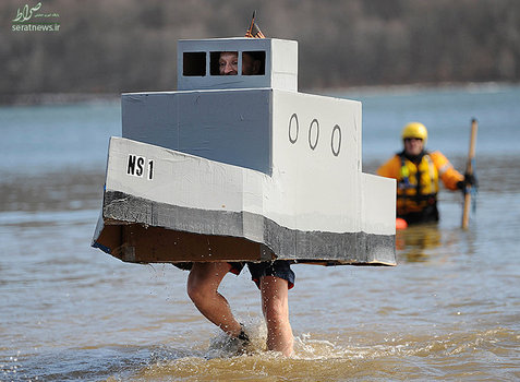 یک جشنواره خیریه در پنسیلوانیا که شرکت کنندگان با پوشش قایقی به آب می زنند
