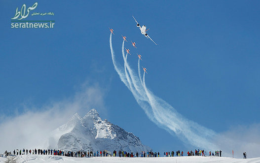 نمایش اعضای تیم آکروباتیک سوئیس در جریان برگزاری اسکی مسابقات جهانی مردان