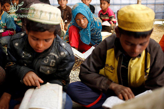 نگاه قابل تأمل دختر روهینگیا به دوربین در حالی که در یک مدرسه عربی برای یادگیری تلاوت قرآن شرکت کرده - کوکس بازار، بنگلادش