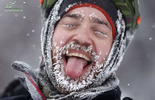 خوشحالی یک دوچرخه سوار یخ زده پس از عبور از خط پایان در آمریکا