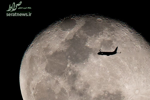 عبور یک فروند هواپیما از مقابل ماه  پس از برخاستن از فرودگاه بین المللی میامی 