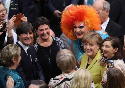 شرکت آنگلا مرکل صدراعظم آلمان اولیوا جونز ملکه زن پوش و یواخیم لو سرمربی تیم ملی فوتبال آلمان در انتخابات ریاست جمهوری آلمان