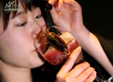 یک زن ژاپنی در حال نوشیدن کوکتل تزئین شده با سوسک در مرکز توکیو