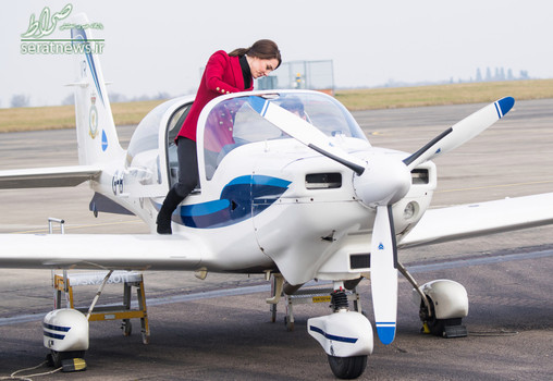 کاترین، دوشس کمبریج در حال سوار شدن یک هواپیمای سبک در نیروی هوایی سلطنتی ویترینگ