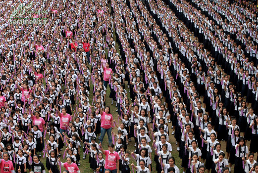 هزاران دانش آموز و معلم در مانیل فیلیپین در حال محکوم کردن خشونت علیه زنان و کودکان 