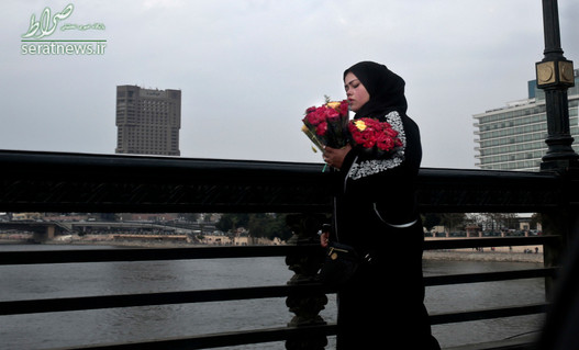 زن مصری با گلهای رز قرمز در روز والنتاین