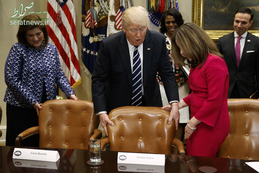 کمک دونالد ترامپ رییس جمهور آمریکا به  ایمی ویانا برای نشستن روی صندلی در دیدار معلمان آمریکایی در کاخ سفید