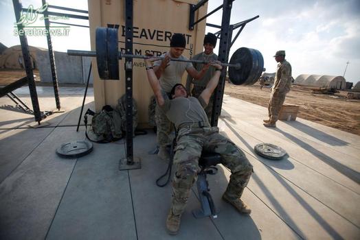 سربازان آمریکایی در یک باشگاه ورزشی در پایگاه نظامی در شمال موصل