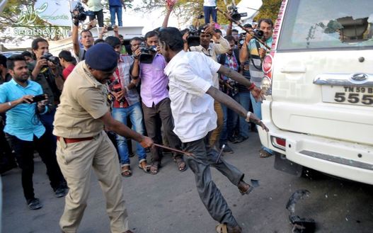 زدن تجمع کنندگان هندی با باتوم در مقابل زندان مرکزی در بنگلور