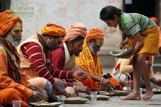 ناهار خوردن مردان مقدس هندو در معبد کاتماندو
