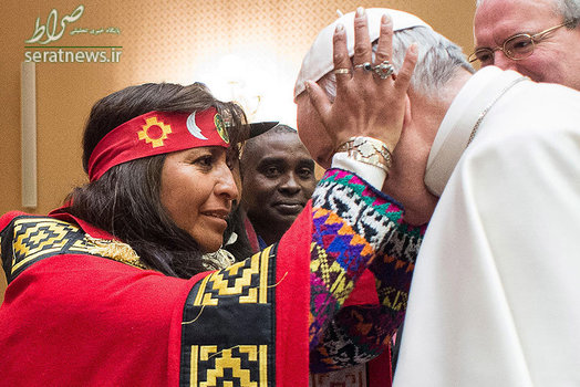 یک زن بومی در واتیکان سر پاپ فرانسیس رهبر کاتولیک های جهان را در دست گرفته
