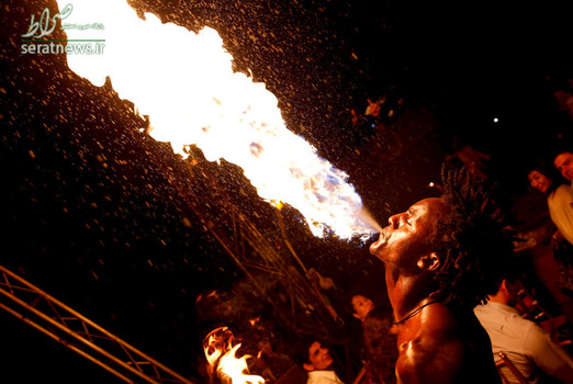 هنرنمایی با آتش یکی از اعضای سیرک تان شیو در یانگون میانمار