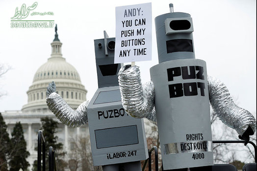 اعتراض کارگران قراردادی در پوشش ربات مقابل ساختمان کنگره آمریکا