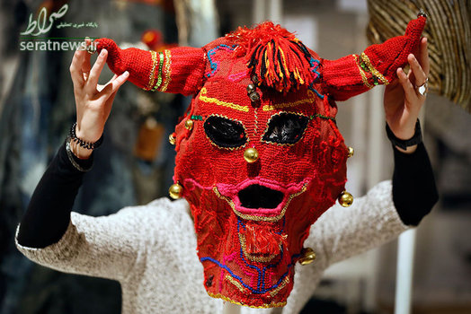 لباس طراحی شده توسط هنرمند شیلیایی در طول نمایشگاه بین المللی مد 2017 در سارست هاوس لندن