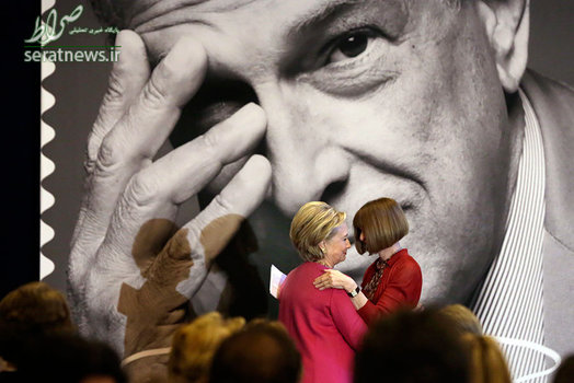 هیلاری کلینتون در آغوش آنا وینتور سردبیر مجله ی معروف ووگ  در جریان رونمایی از تمبر یادبود اسکار دلا رنتا طراح سرشناس لباس 