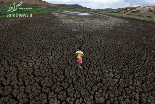  زمین ترک خورده یک رودخانه در پی خشکسالی در منطقه Campina Grande برزیل