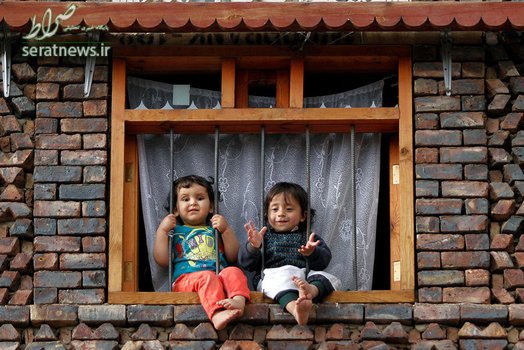 دو کودک یمنی نشسته بر لبه یک پنجره در صنعا