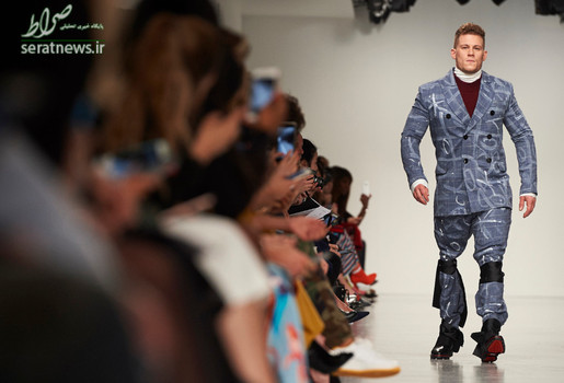 یک مدل با پای مصنوعی در هفته مد 2017 لندن