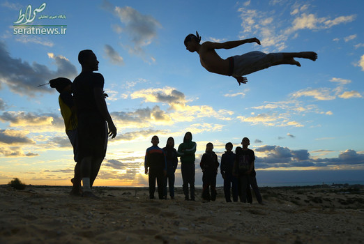نمایش نوجوان فلسطینی در ساحل رفح در جنوب غزه