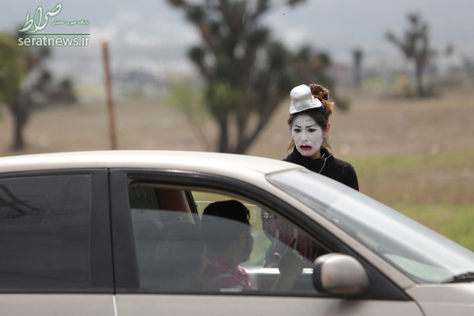 جلب توجه یک هنرمند پانتومیم در مقابل رانندگان به منظور بالابردن آگاهی رانندگان و عابرین پیاده برای احترام گذاشتن به قوانین حمل و نقل - گارسیا - مکزیک