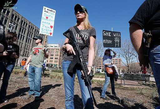 یک زن مسلح تگزاسی در تجمع ضد مهاجران و پناهندگان