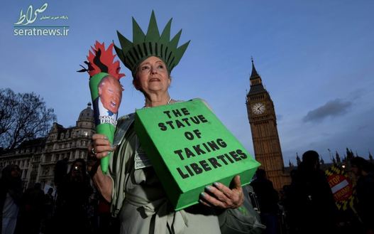 اعتراض با لباس مجسمه آزادی به دونالد ترامپ در لندن