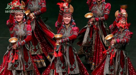 اجرای رقصندگان مغولستانی در تئاتری در کویت