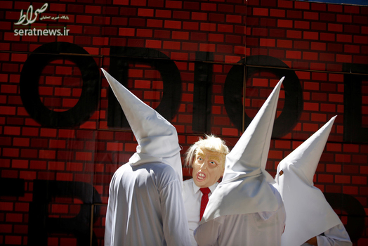 ترامپ در محاصره اعضای گروه کو کلاکس کلان در جریان یک تظاهرات ضد ریاست جمهوری آمریکا در مکزیک