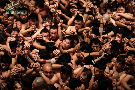 نزدیک به هزار مرد برهنه ژاپنی در نزدیکی شهر اوکایاما جمع شدند تا در رقابتی سنتی با یکدیگر بتوانند چوب مقدسی را که شینجی نامیده می شود، به دست آورند.