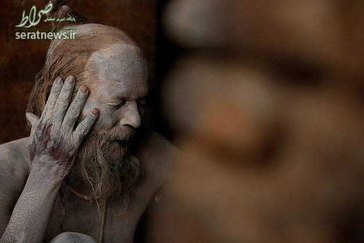 مرتاض هندو در حال خاکسترمالی کردن بدن خود در یک معبد در کاتماندوی نپال