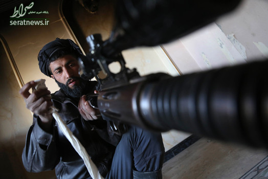 تروریست تک تیرانداز جیش الاسلام با یک اسلحه ساخت روسیه در منطقه حرستا، حومه شمال شرقی دمشق