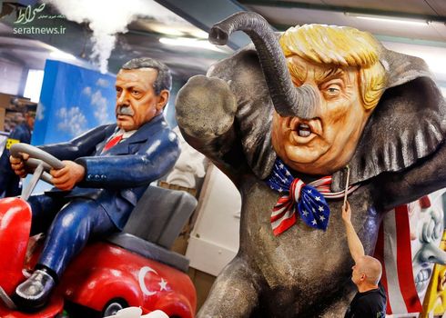 در جریان یک کارناوال در ماینز آلمان نقاشی دونالد ترامپ رییس جمهور آمریکا به شکل فیل و اردوغان رییس جمهور ترکیه سوار بر یک خودروی اسباب بازی کشیده شد