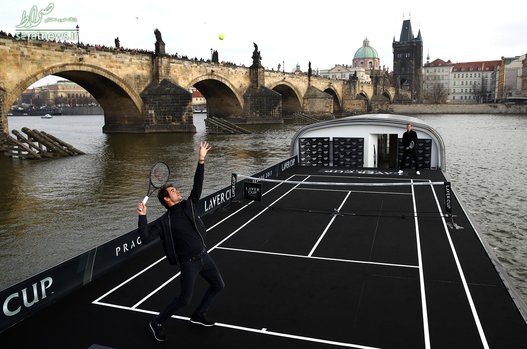 تنیس بازی کردن راجر فدرر با توماس بردیچ در کنار پل چارلز برای ترویج مسابقات تنیس