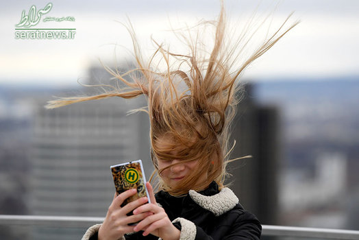 سلفی در باد بر روی یک برج - فرانکفورت، آلمان