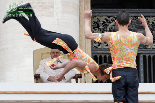 آکروبات بازی مقابل پاپ فرانسیس رهبر کاتولیک های جهان در میدان سنت پیتر واتیکان