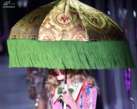 یک مدل در خانه مد گوچی - میلان، ایتالیا