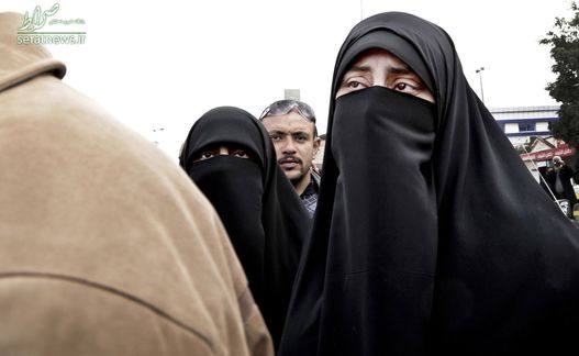 اسماء، دختر شیخ عمر عبدالرحمن معروف به شیخ نابینا پدر معنوی تروریست‌های افراطی در مراسم تشییع جنازه اش در فرودگاه بین المللی قاهره