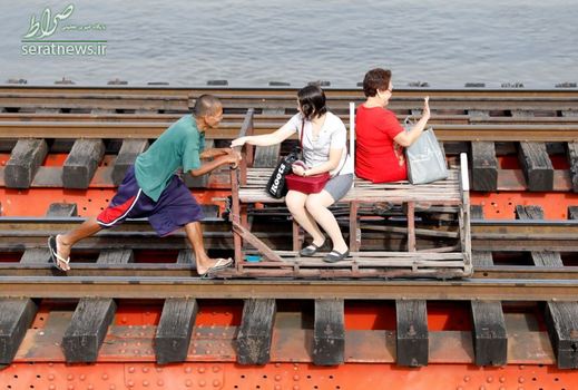 حمل و نقل مسافران در یک واگن در مسیر راه آهن مانیل، فیلیپین