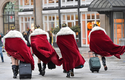 چهار مرد در لباس پادشاهان جهت شرکت در کارناوال عیاشان در شهر کلن آلمان