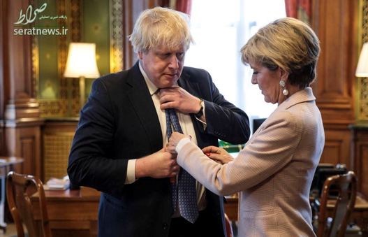 جولی بیشاپ وزیر خارجه استرالیا در حال درست کردن کراوات بوریس جانسون وزیر خارجه انگلیس در لندن