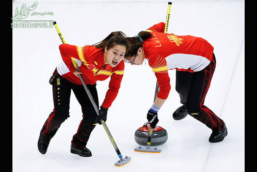 دو ورزشکان زن چینی در فینال رقابت های کرلینگ در بازی های آسیایی زمستانی - ساپورو، ژاپن