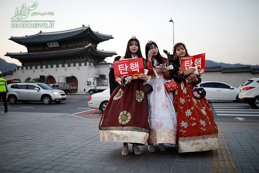 اعتراض زنان با پوشیدن لباس های سنتی کره ای برای استعفای پارگ گون هه رییس جمهور کره جنوبی