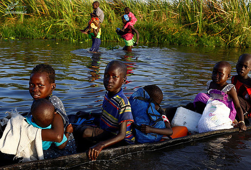 کودکان سودان جنوبی سوار بر قایق برای رسیدن به یک منطقه برای ثبت نام قبل از توزیع مواد غذایی از سوی برنامه جهانی غذا